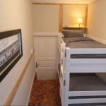 Schlafzimmer mit Doppelstockbett und Wandbild