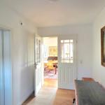 Flur mit Tür zu Schlafzimmer und Blick in Esszimmer mit Tisch und Stühlen.