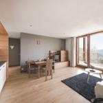 Wohn- Essraum mit Küche und Balkon