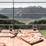 Regionale Köstlichkeiten und Produkte vom Hof bei fabelhafter Aussicht genießen