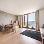 Wohn- und Essbereich mit Blick auf Berge und Holzboden.