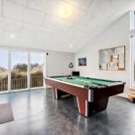 Billardtisch mit Blick auf Dünen und Terrasse