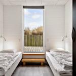 Zwei Einzelbetten mit Fenster auf Balkon