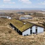 Moderne Strandhaus mit Moosdach auf Dünen, Blick auf Nordsee