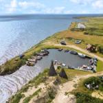 Hafen mit Booten, kleines Haus und Strandlandschaft