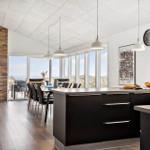 Moderne Küche mit Essbereich und Blick aufs Meer