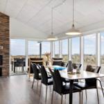 Esszimmer mit Blick auf Strand und Feuer