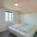 Schlafzimmer mit Doppelbett, Holzdecke und Fenster