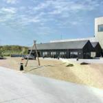 Moderne Strandhütte mit Spielplatz und Bootsdekoration.