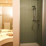 Bad mit Dusche und Waschbecken