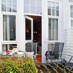 Terrasse mit Tisch, Stühlen und Blick ins Haus