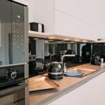 Moderne Küche mit Edelstahlgeräten und Arbeitsplatte