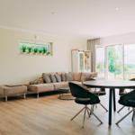 Wohn- und Essbereich mit Sofa, Esstisch und Blick auf die Terrasse.