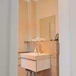 Badezimmer mit Waschbecken, Spiegel und Handtüchern