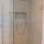 Dusche mit Glaswand, Duschbrause und Handbrause