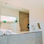 Bad mit Spiegel, Handtuchhalter und Fenster