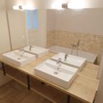 Badezimmer mit zwei Waschbecken, Spiegelschrank und Badewanne.