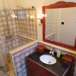 Bad mit Dusche, Waschbecken und Spiegel