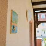 Hausnummer 31 mit Meeresmotiv an Wand