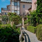 Steinweg durch grünen Garten zur Ferienwohnung