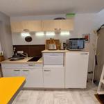 Küche mit Arbeitsplatte, Spüle, Herd und Geschirrspüler.