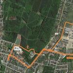 Karte zeigt Wanderweg und Parkplätze in einer ländlichen Gegend mit Straßen und Wald.