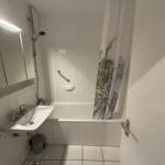 Badezimmer mit Badewanne, Dusche und Waschbecken