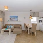 Wohnung mit Wohn- und Essbereich, Küche und Fenster.