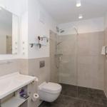 Badezimmer mit Dusche, WC und Waschbecken