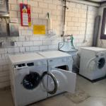 Waschküche mit Waschmaschine und Trockner