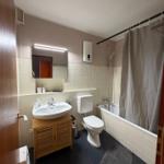 Badezimmer mit Duschwanne