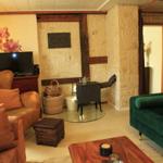 Wohnzimmer mit skanidavischem Holzofen, TV und Musikanlage