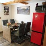 Küche 2026 mit neuen bequemen Schwingstühlen und neuer Kühl-Gefrierkombi