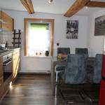 Küche, vormittags mit Sonne, mit 1 Stufe vom Flur in die Küche