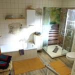 Badezimmer mit großer Dusche und Badewanne