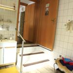 Badezimmer, es führen 3 Stufen von der Küche ins Badezimmer mit Doppeltür
