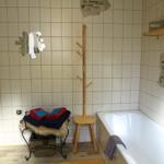 Badezimmer mit Ablage- und Sitzmöglichkeit