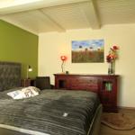 Schlafzimmer mit Chesterfield_Doppelbett und verstellbarem Kopfteil