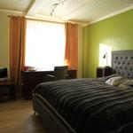 Schlafzimmer mit Schreibtisch und 2. TV