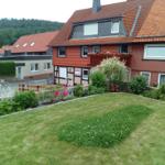 Blick von der Gästeterrasse mit Rasenfläche Richtung FeWo und großem Einstellplatz auch für große Fahrzeuge geeignet