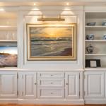 Wohnzimmer mit TV, Bild und Schränken