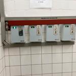 Wasch- und Trocknerautomaten mit Preisangaben an der Wand