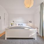 zweites Schlafzimmer mit komfortablem Bett und eigenem Fernseher