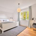 zweites Schlafzimmer mit komfortablem Bett und eigenem Fernseher