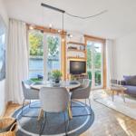 Wohnbereich mit Zugang zur Terrasse
