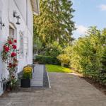 Eingangsbereich und Garten