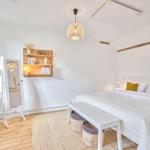 Helles, geräumiges Schlafzimmer