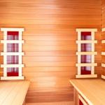 Sauna mit Holzwand und Sitzbänken mit roten Schiebegittern
