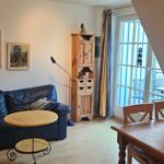 Wohnbereich mit Sofa und Essecke