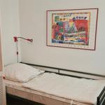 Kinderzimmer mit Einzelbett und Kleiderschrank